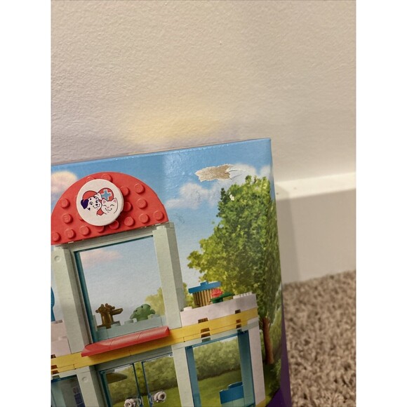 NEW In Box LEGO FRIENDS: Pet Clinic (41695) 111 Pieces Minifigures Mia And Nandi - Picture 3 of 4